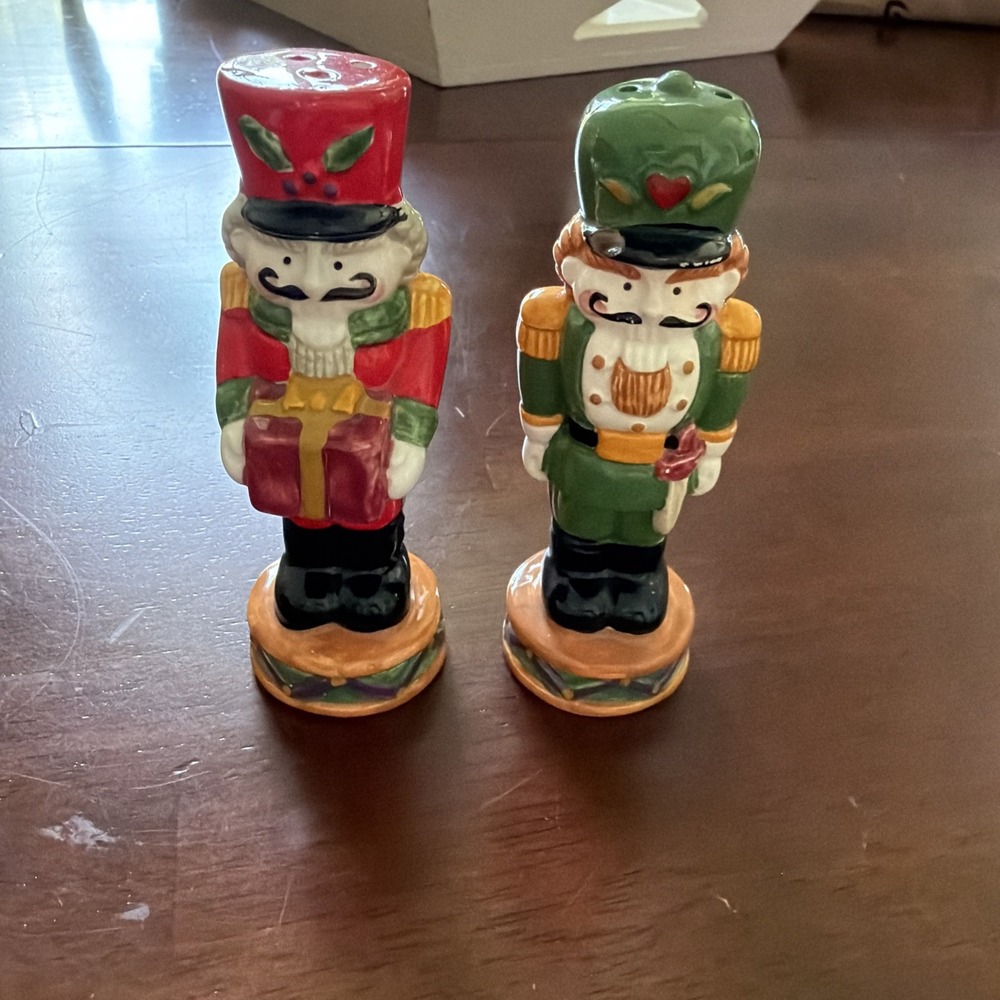 Nutcracker Soldier Salt & Pepper Shaker Taiwan Green Red Gift